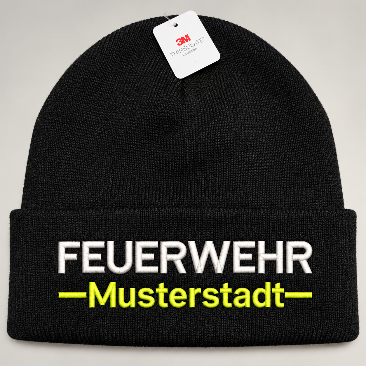 Schwarze Feuerwehr-Wintermütze (Beanie) mit Umschlag und 3M Thinsulate, Stick FEUERWEHR in Weiß und Ortsname in Neongelb (z. B. MUSTERSTADT)