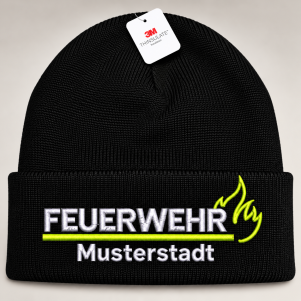 Schwarze Feuerwehr-Wintermütze (Beanie) mit Thinsulate, bestickt im FlameLayout: FEUERWEHR in Weiß, neongelbe Linie und Flamme, Ortsname in Weiß