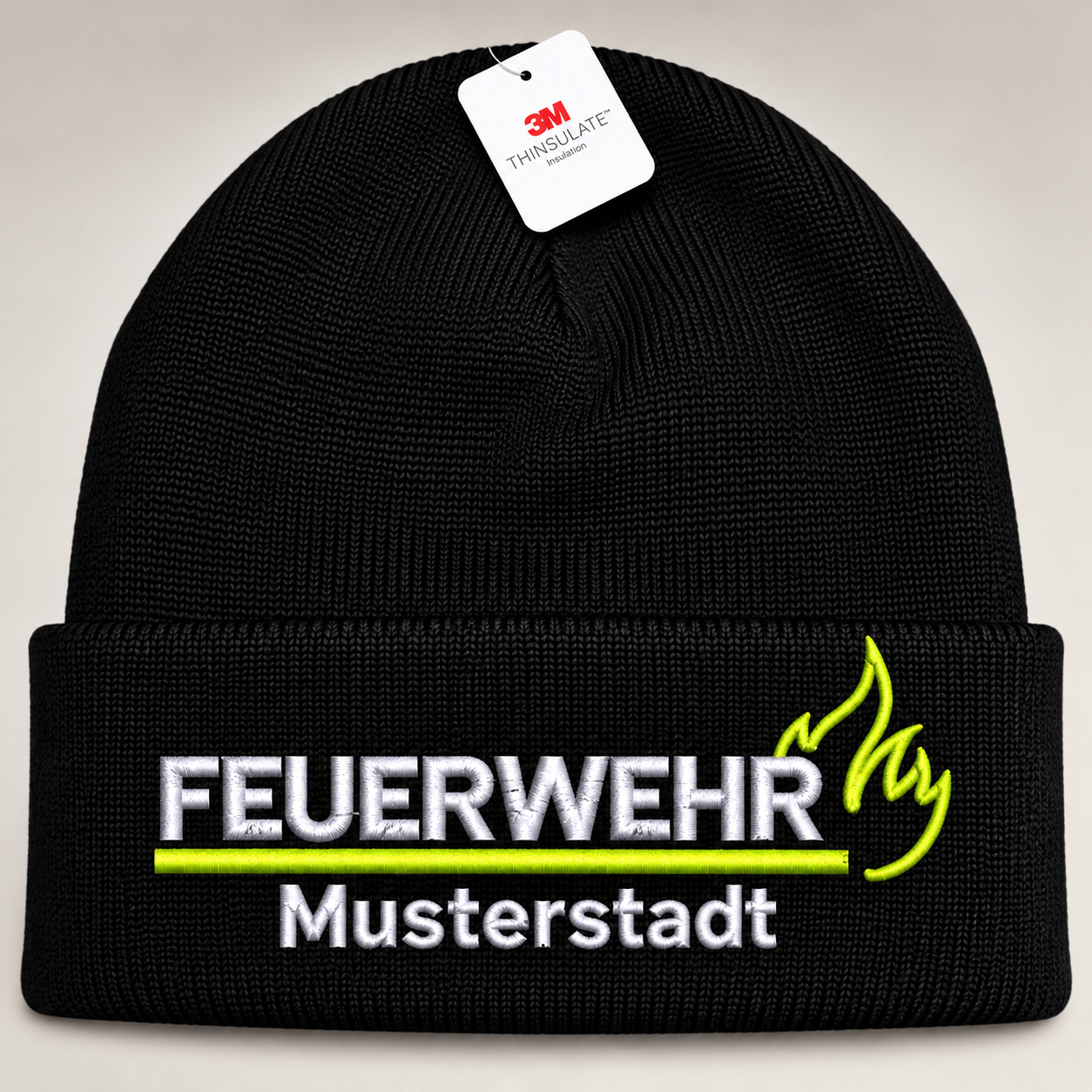 Schwarze Feuerwehr-Wintermütze (Beanie) mit Thinsulate, bestickt im FlameLayout: FEUERWEHR in Weiß, neongelbe Linie und Flamme, Ortsname in Weiß