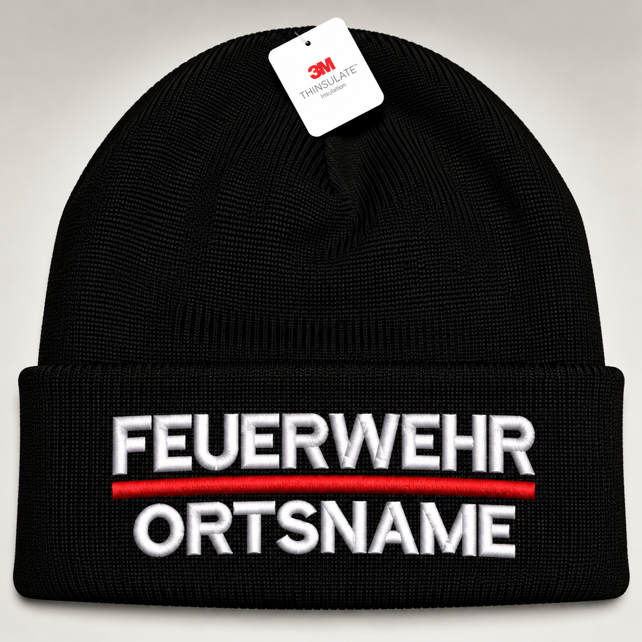 Schwarze Wintermütze (Beanie) mit Thinsulate, bestickt: FEUERWEHR in Weiß, rote Linie, darunter Ortsname in Weiß
