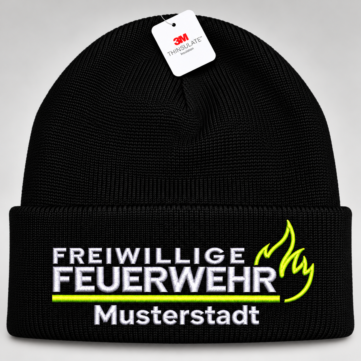 Schwarze Freiwillige Feuerwehr-Wintermütze (Beanie) mit Thinsulate, bestickt im FlameLayout: FREIWILLIGE FEUERWEHR in Weiß, neongelbe Linie und Flamme, Ortsname in Weiß